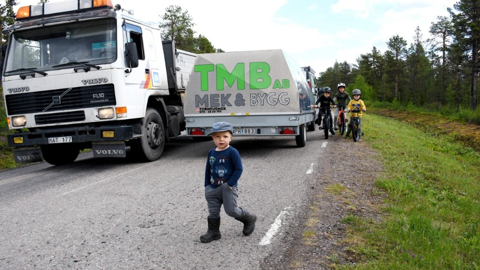 På en sträcka av 300 meter bor 27 barn under 12 år. Här ska Theo, Arvid, Elvin och Holger samsas med tung trafik som kör 80 kilometer i timmen. 
