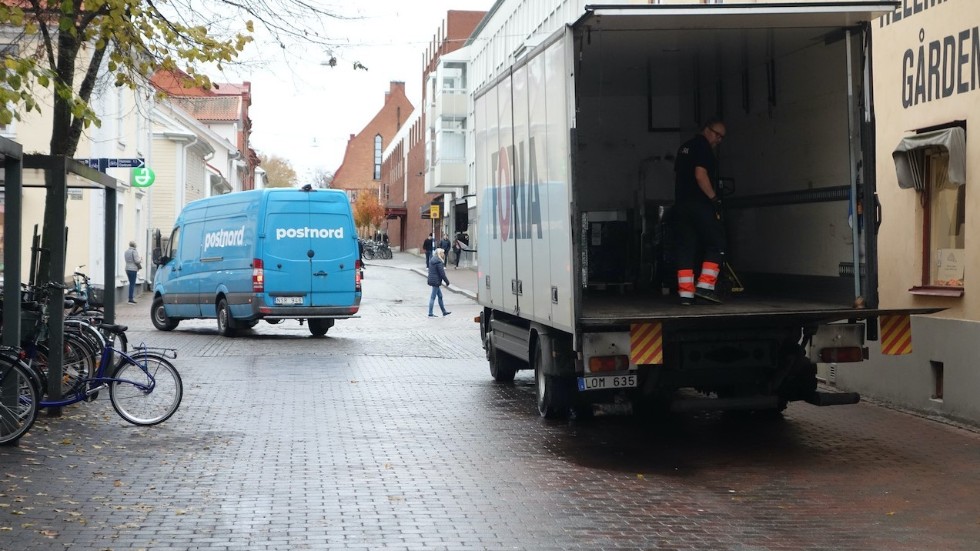 En omlastningscentral ska utredas. Det ska kunna leda till färre lastbilar i centrum av Nyköping, skriver Marco Venegas (MP) och Malin Hagerström (MP).