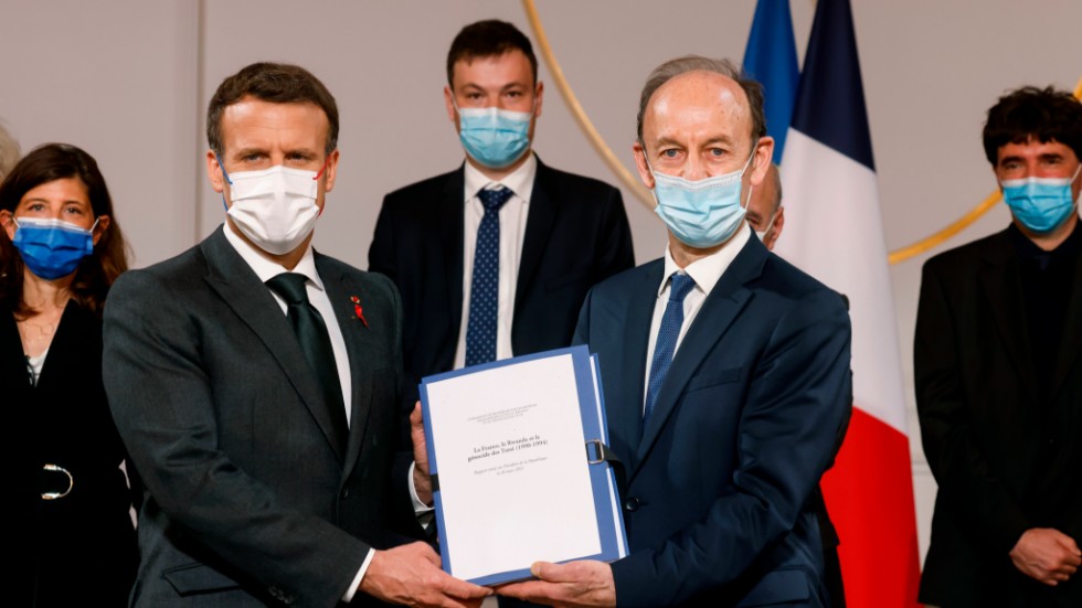 Frankrikes president Emmanuel Macron mottar rapporten om folkmordet i Rwanda av historikern Vincent Duclert (till höger) som lett den kommission som utrett Frankrikes roll i folkmordet.