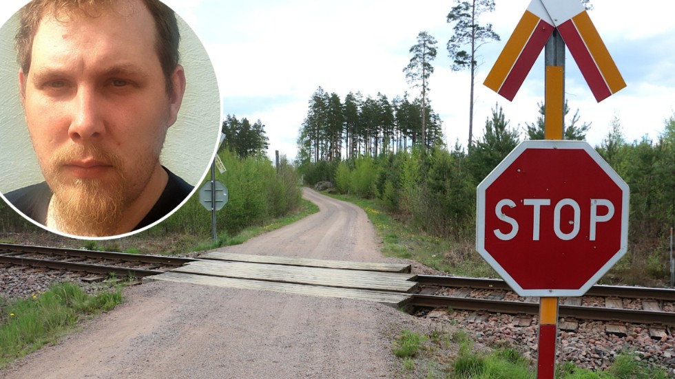 Det var bara centimeter från en allvarlig tågolycka vid järnvägsövergången i Emmenäs. Men Martin Pettersson (Lilla bilden) och hans kompis lyckades varna traktorföraren som backade undan i absolut sista sekunden.