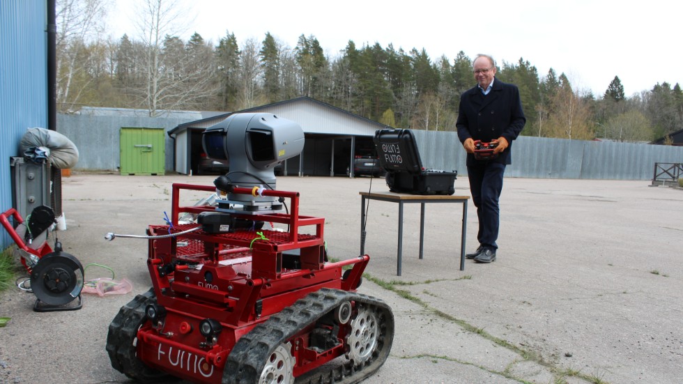 Thomas Eriksson, uppfinnare, grundare och vd i teknikföretaget Realisator Robotics har jobbat i elva år med att utveckla sin brandrobot Fumo. Den fjärrstyrs och har en mängd tekniskt avancerade funktioner och kan bland annat upptäcka gasläckor och sända rörliga bilder till en basmodul. 