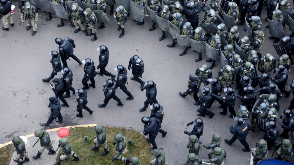 Belarusisk kravallpolis vid en demonstration i november i fjol. Arkivbild.