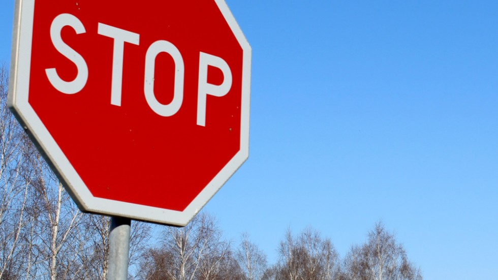 Stoppskylten betyder att man måste stanna – inte bara sänka farten.