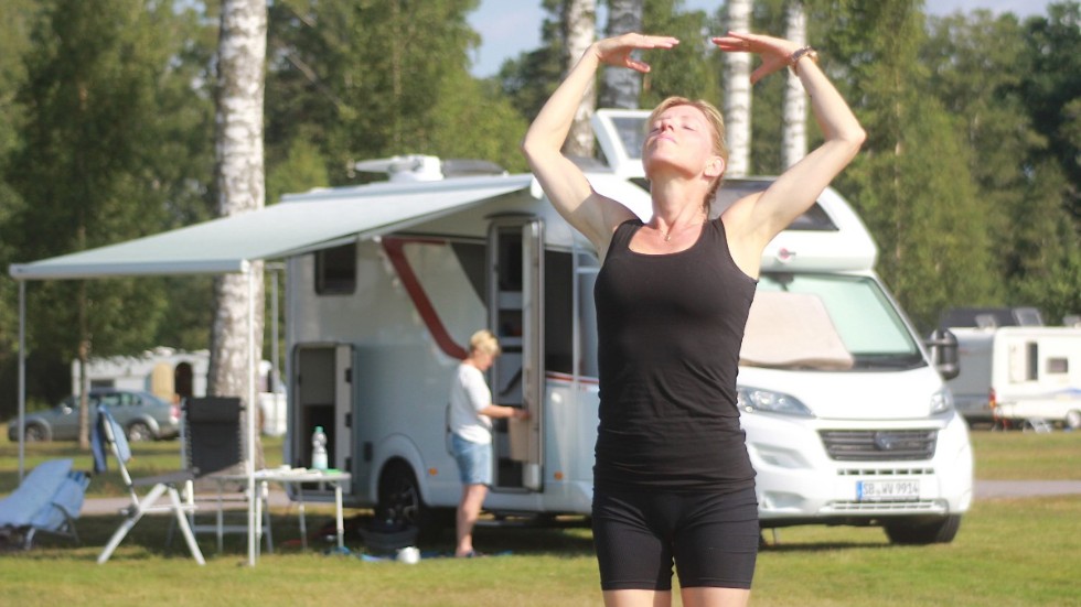 Eva Samuelsson deltog i premiären av sommaryogan på Hultsfreds Strandcamping. "Det är en fantastisk plats att ha yoga på", säger instruktören Malin Hjalmarsson.