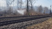 Gräsbrand längs med spåret i Mjölby stoppar tågtrafiken mot Norrköping