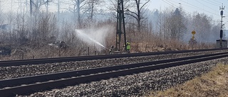Gräsbrand längs med tågräls stoppade tågtrafiken