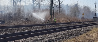 Gräsbrand längs med spåret i Mjölby stoppar tågtrafiken mot Norrköping