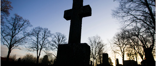 Nattligt spökletande på kyrkogård väcker frågor