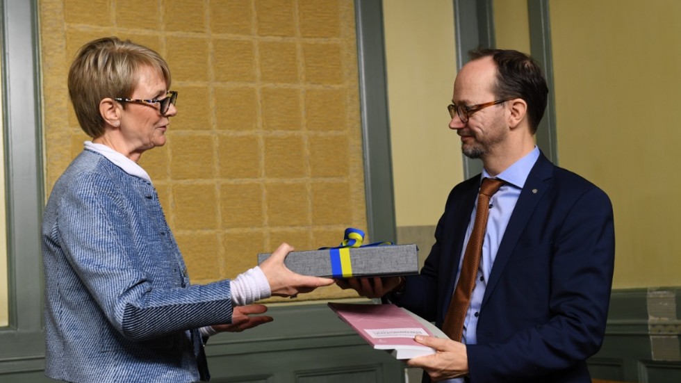 Så här såg det ut när Sverigeförhandlingen lämnades över av utredaren Catharina Håkansson Boman till infrastrukturminister Tomas Eneroth (S). 