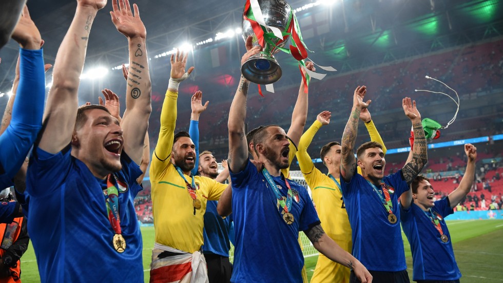 Leonardo Bonucci med EM-pokalen firar guldet med det italienska landslaget.