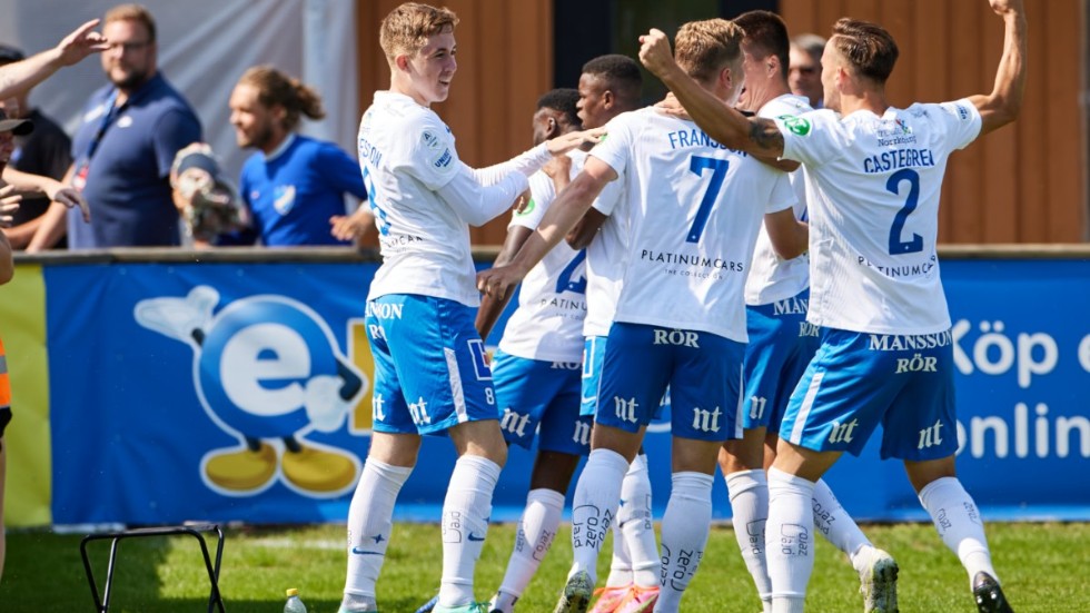 Norrköpings Maic Sema jublar med lagkamraterna efter 1–0-målet mot Mjällby.