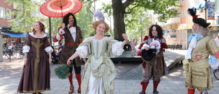 Dansgrupp bjöd på barockuppträdande på Byxtorget: "Vi firar Piteå 400 år"