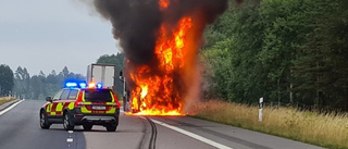 Efter dramatiska lastbilsbranden utanför Linköping: E4:an åter öppen