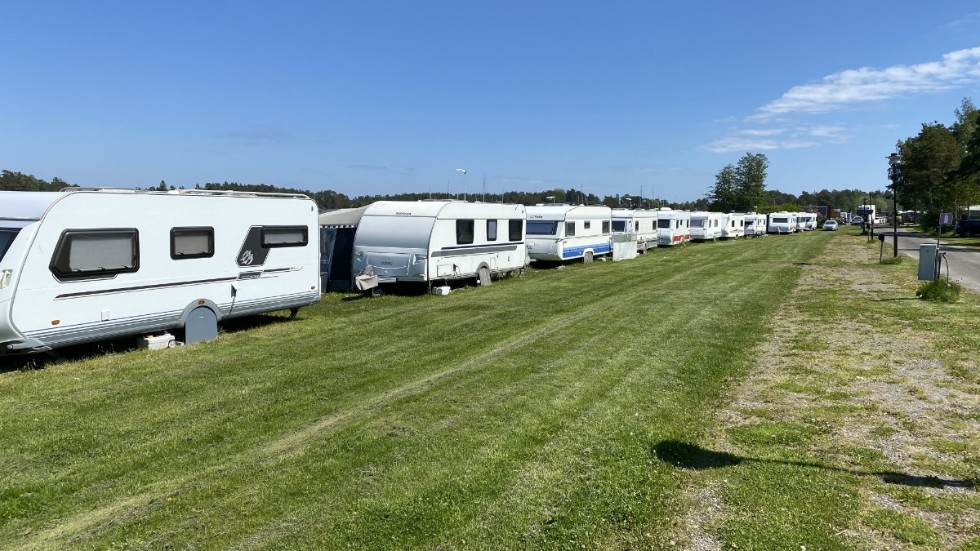 Gästerna på Arkösunds camping kan fortfarande inte använda det nya servicehuset fullt ut, enligt signaturen RolleN.