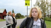 Ronja bor 12 minuter från skolan – men skolbussen tar en timme