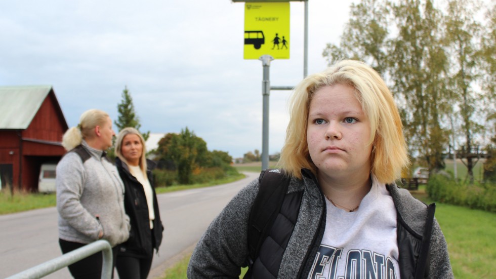 Ronja Rehnström Lundqvist får gå upp tidigt. Skolbussen stannar 07.05 och tar en timme på sig till skolan, åtta kilometer bort. Mamma Ingela Lundqvist och grannen Carolina Andersson är kritiska. 