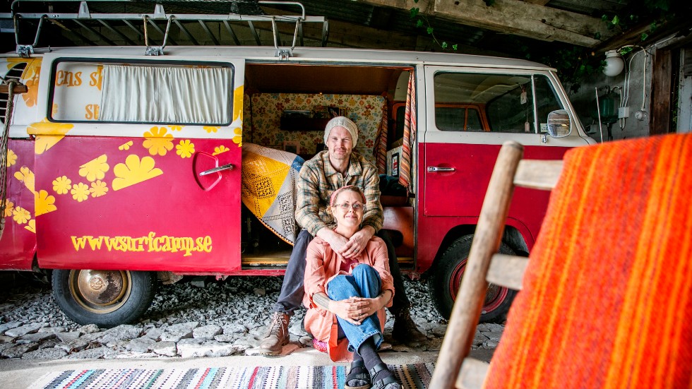 Genom sin bus & breakfast-verksamhet får Calle Larsson och Jenny Möllerström utlopp för sin passion för nomadlivet.