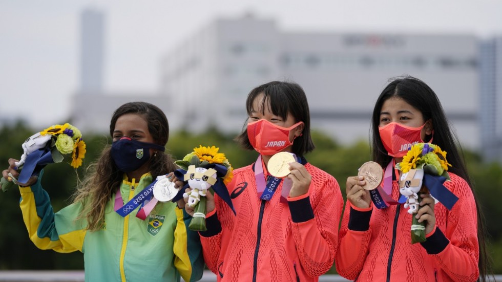 Troligen en av tidernas yngsta prispallar. Från vänster: silvermedaljören Rayssa Leal, 13, guldmedaljören Momiji Nishiya, 13, och bronsmedaljören Funa Nakayama, 16.