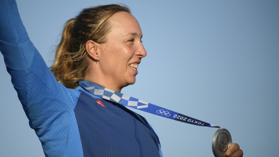 Josefin Olsson tog OS-silver i seglingens laser radial efter att ha kommit först i den avslutande medaljseglingen under sommar-OS i Tokyo.