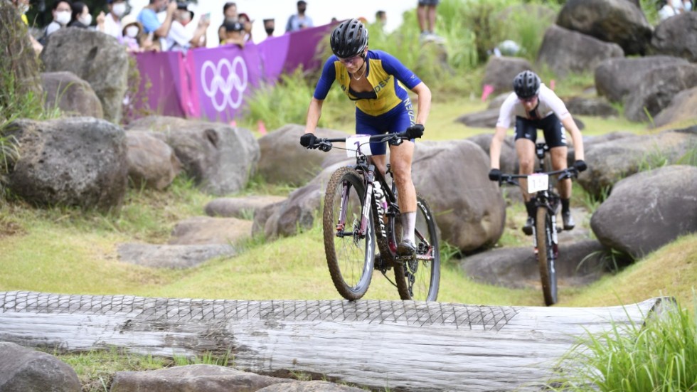 Jenny Rissveds under damernas lopp i mountainbike på Izu mountainbikearena under sommar-OS i Tokyo.