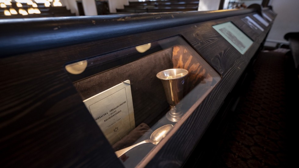 Utställningen är integrerad i bänkarna på övre plan i synagogan i Malmö.