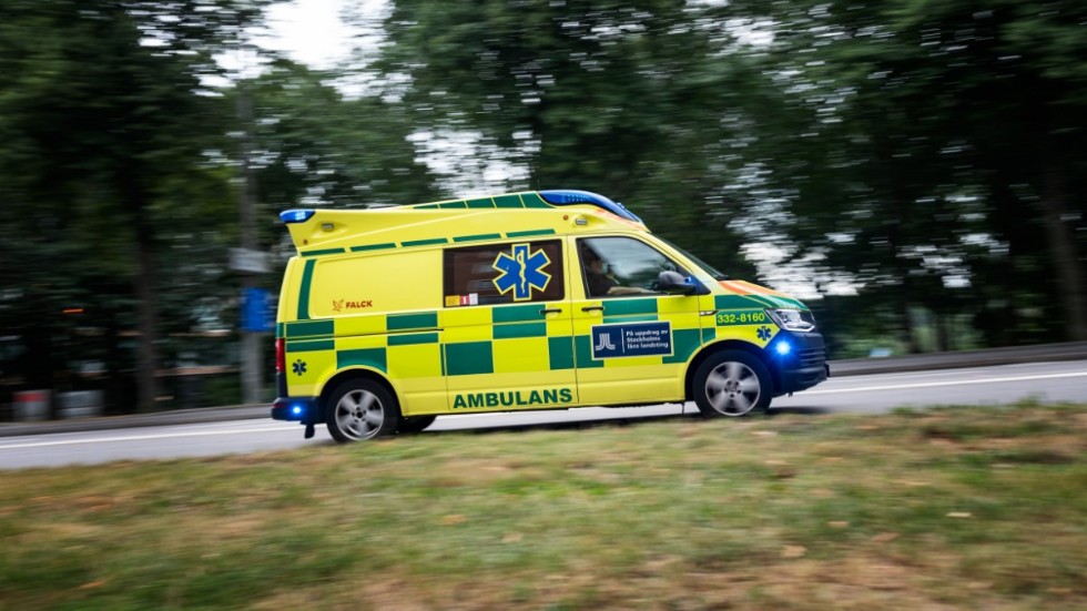 Kvinnan fördes med ambulans till sjukhus efter fallolyckan i Oxelösunds hamn. Arkivbild.