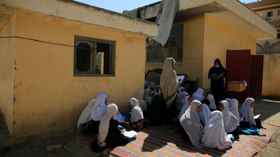 Resultaten av svenskt bistånd i Afghanistan bedöms som svaga, men utbildningsinsatserna har fungerat förhållandevis bra, enligt en ny rapport. Bilden är från en utomhuslektion vid en skola i Kabul i fjol.