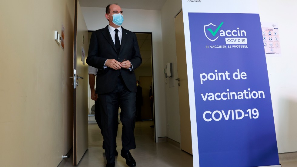 Premiärminister Jean Castex lät sig vaccineras med Astra Zenecas vaccin under fredagen.