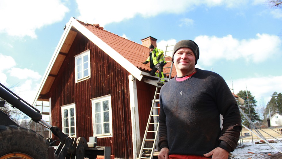 48-årige Marcus Carlsson tycker pensionen känns långt bort. Både han och frugan Anneli pensionärssparar och dessutom ser han deras gård som en slags pensionsförsäkring. De renoverar även det han kallar "pensionärshemmet", där de planerar att bo senare i livet.