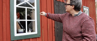 Hon slår ett slag för Gotlands vackra ladugårdsfönster
