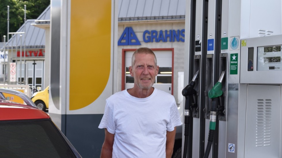 Lasse Törnqvist stannar för att tanka på ST1 i Kisa. Han påverkas inte av den nya bensinblandningen då hans bil redan drivs av etanol. Han tankar E85. 