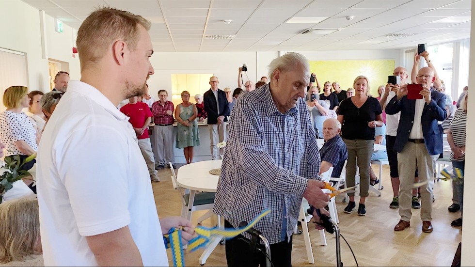 Äntligen dags för invigning av det nya äldreboendet i Målilla. Nyinflyttade Olof Karlsson fick uppdraget att klippa det blågula bandet.