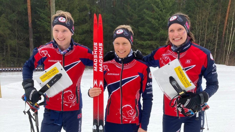 Audun Heimdal (vänster) tillsammans med landslagskollegorna Jørgen Baklid och Anna Ulvensøen under VM i skiorientering i Estland 2021.