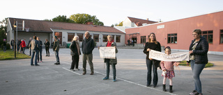 Ett hundratal protesterade mot nedläggning av sin skola