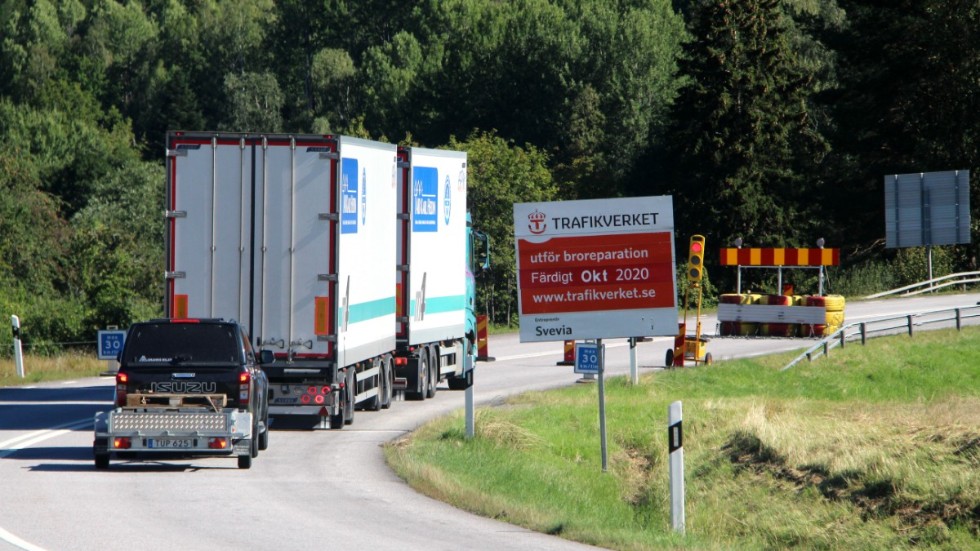 Trafiken på riksväg 23/34 mellan Kisa och Rimforsa, över Köleforsbron, kommer att regleras med trafikljus den kommande månaden.