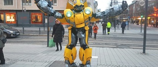 Gigantisk robot har intagit Storgatan i Luleå