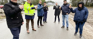 Efterlängtad busshållplats invigdes utanför arbetsplats