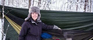 Hon sover i hängmatta ute i det fria – även vintertid