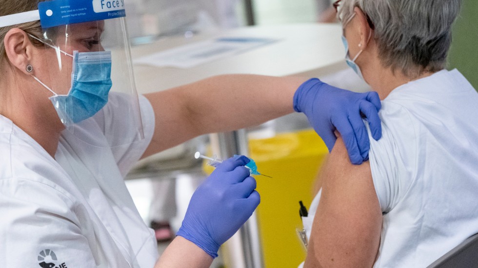 Svenskar ska kunna visa upp digitala vaccinationsintyg till sommaren, enligt regeringen. Arkivbild.
