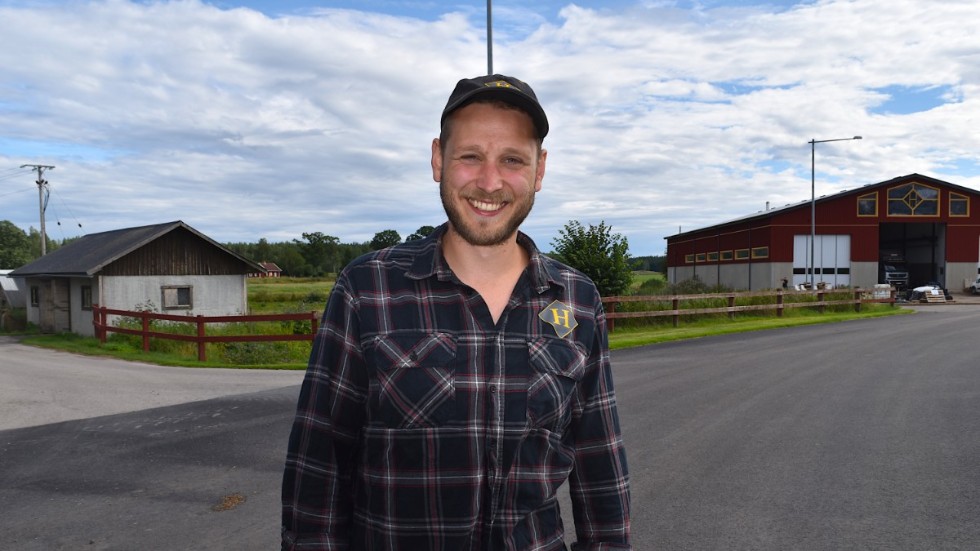 Tom Birgersson på infarten till biogasanläggningen vid Hagelsrums gård. Förra veckan fick han äta lunch med kungen och drottningen.