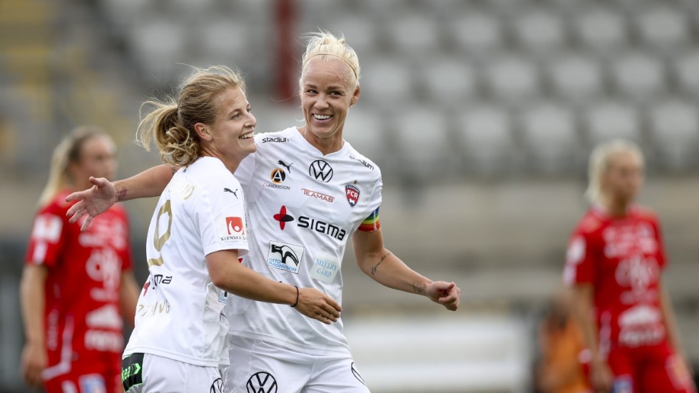 Rosengårds Anna Anvegård grattas av Caroline Seger efter ett av sina två mål i 6–0-vinsten hemma mot Kif Örebro.