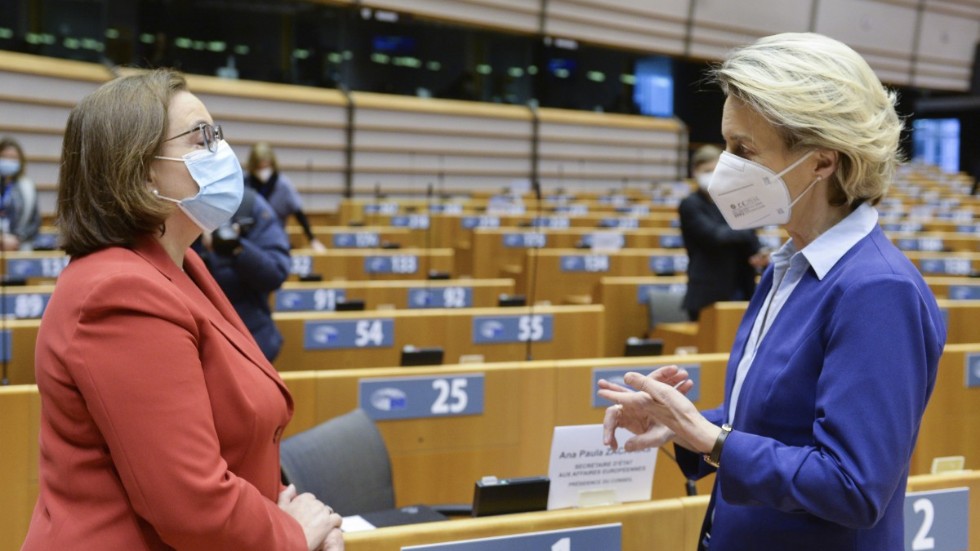 Ursula von der Leyen (till höger) svarade på Europaparlamentarikernas kritik.