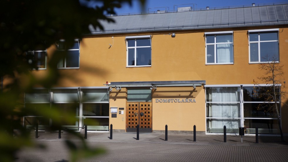 En man från Kinda åtalas nu för sexuellt ofredande vid Linköpings tingsrätt.