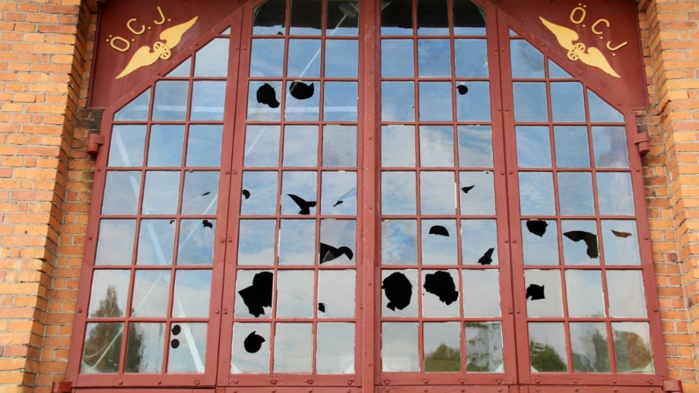 Ett 20-tal fönsterrutor ska under natten till onsdagen har tagits sönder på det k-märkta Lokstallet i Kisa.