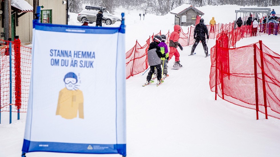 Det är märkligt att skidorterna i Sverige håller öppen under sportlovet, menar skribenten. 