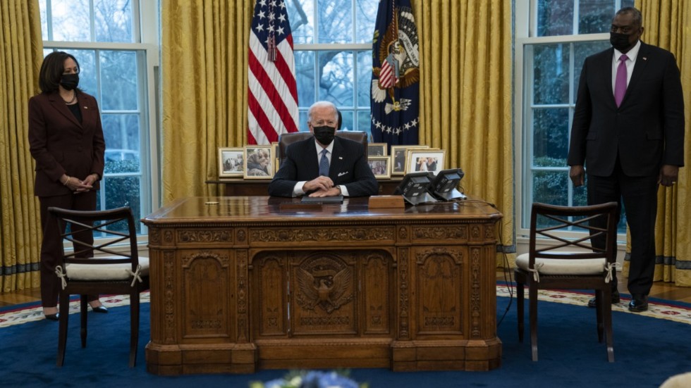 USA:s president Joe Biden i Ovala kontoret, med vicepresident Kamala Harris till vänster och försvarsminister Lloyd Austin till höger.