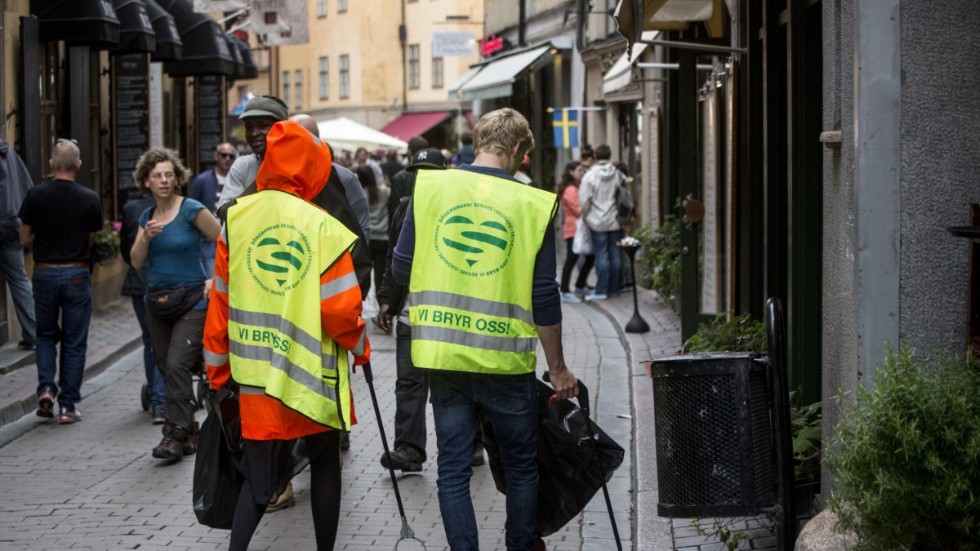 Feriejobbare håller snyggt på gator och torg. Arkivbild.