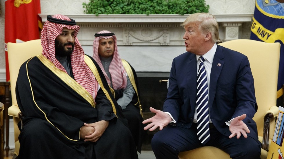 President Trump, som ogillar och motarbetar en rad av USA:s allierade demokratier, ses här med en potentat han gynnar och urskuldar, saudiske kronprinsen bin-Salman, ökänd för styckmordsmetoder.  