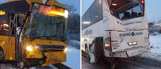 Bussarna kolliderade i snöig korsning – en skadad