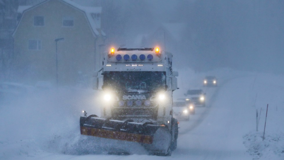Plogning av snö utanför Sundsvall på måndagen. SMHI har utfärdat en klass 3-varning, vilket har fått Trafikverket att ställa in tåg och skolor att stänga.